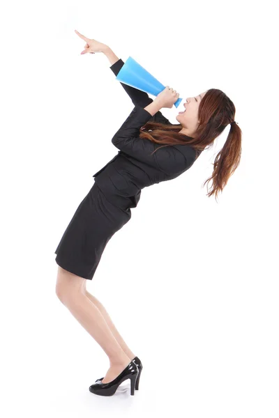 Podekscytowany biznes kobieta krzyczy przez megafon — Zdjęcie stockowe