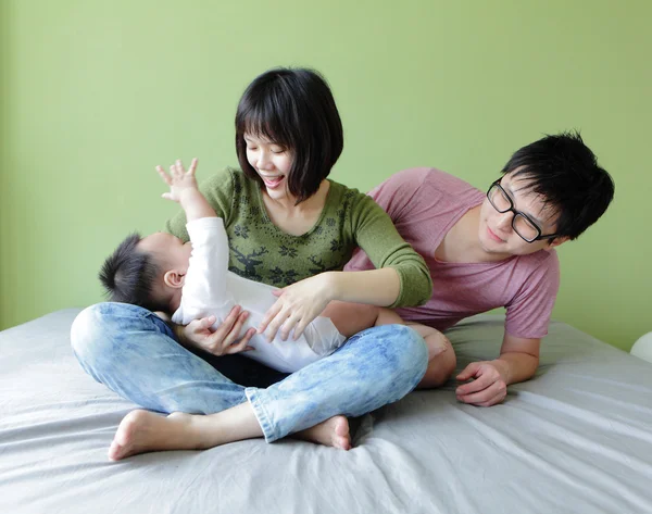 Ευτυχισμένη οικογένεια, μητέρα, πατέρας και μωρό — Φωτογραφία Αρχείου