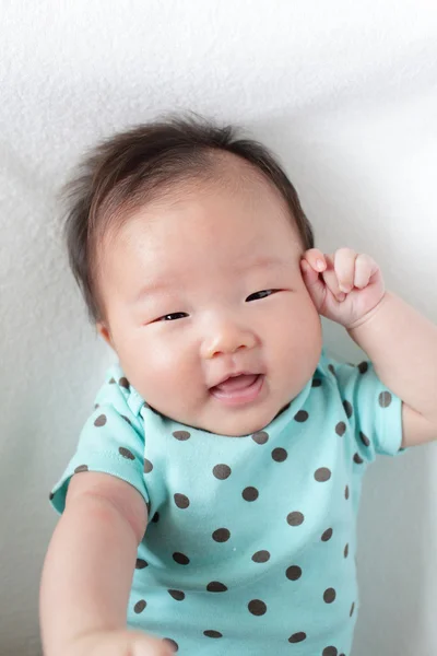 Χαριτωμένο μωρό χαμόγελο πρόσωπο σε κοντινό πλάνο — Φωτογραφία Αρχείου