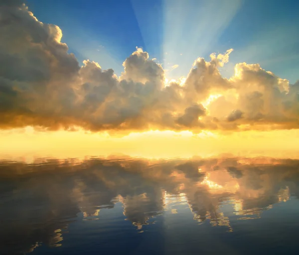 Zonsondergang weerspiegeld in een water — Stockfoto