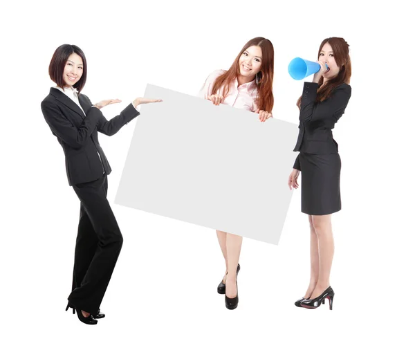 Tre donna d'affari emozionante mostrando cartellone bianco — Foto Stock