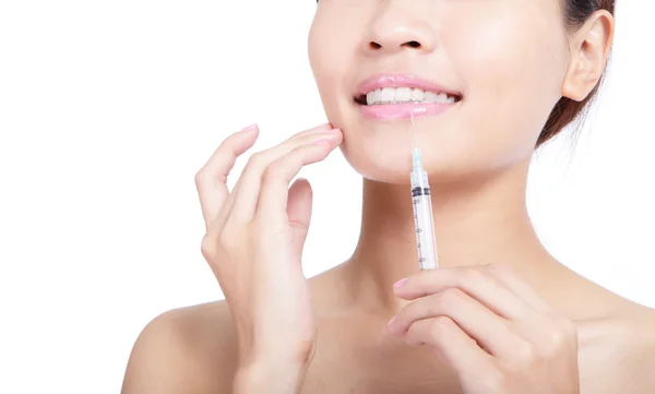 Frau bekommt Botox in die Lippe gespritzt — Stockfoto