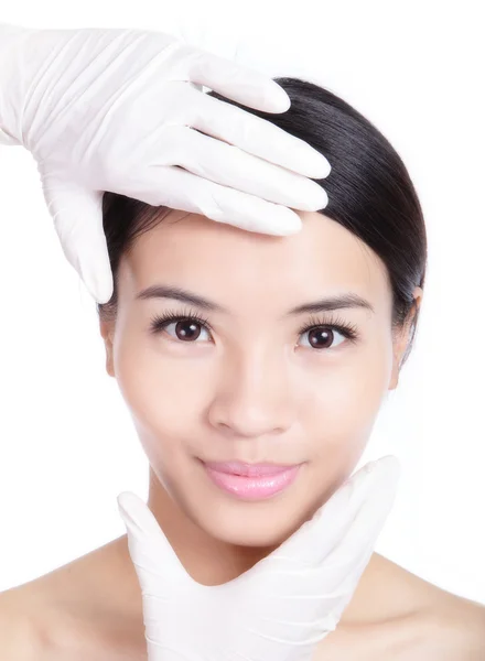 Chirurgia plastyczna, dotykając twarz piękną kobietą — Zdjęcie stockowe