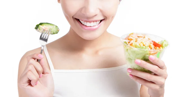Close up van jong meisje glimlach eten Salade — Stockfoto