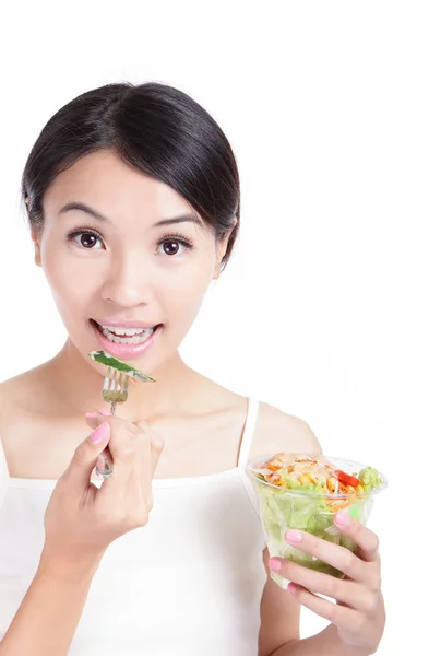Młoda dziewczyna uśmiech jedzenie sałatka — Zdjęcie stockowe