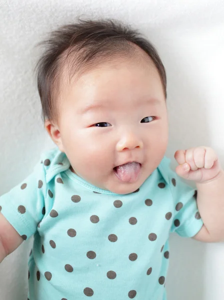 Забавна дитяча посмішка обличчя з милим язиком — стокове фото