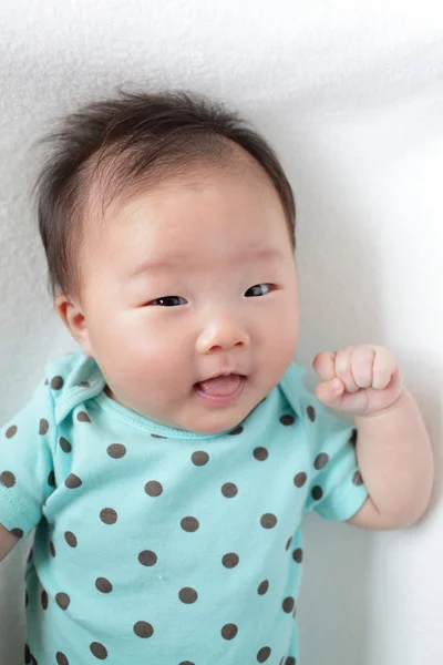 Bonito bebê sorriso rosto de perto — Fotografia de Stock