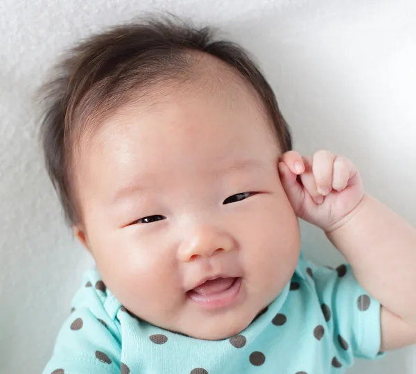 Sorriso rosto perto de um bebê bonito — Fotografia de Stock