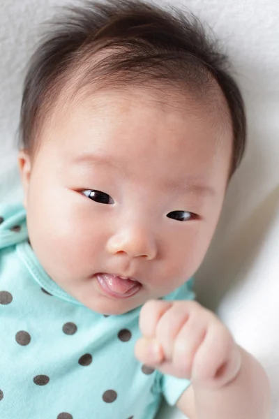 Engraçado bebê sorriso rosto com língua bonito — Fotografia de Stock
