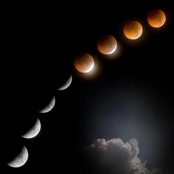 Totale Mondfinsternis in dunkler Nacht mit Wolken — Stockfoto