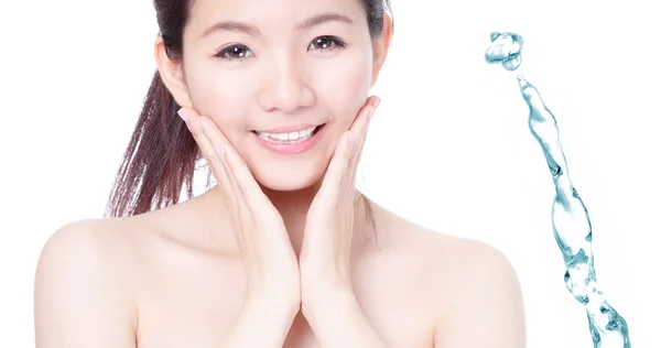 Skincare ragazza sorriso faccia con spruzzare acqua sfondo — Foto Stock