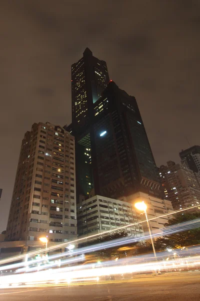 Трафик в городе ночью — стоковое фото
