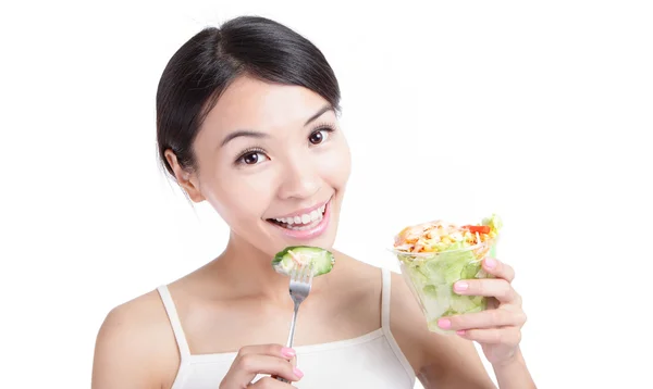 Jong meisje glimlach eten Salade — Stockfoto