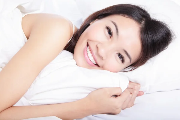 幸福の女性の肖像画のベッドに横になっている笑顔します。 — ストック写真