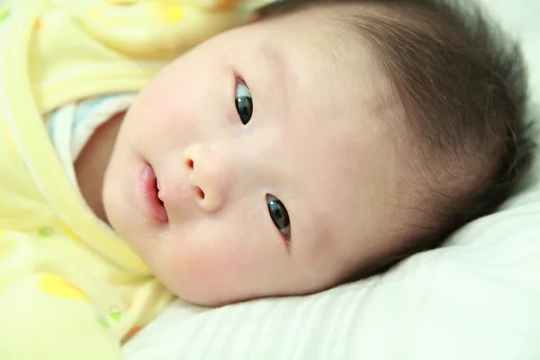 Bonito asiático bebê sorriso rosto — Fotografia de Stock