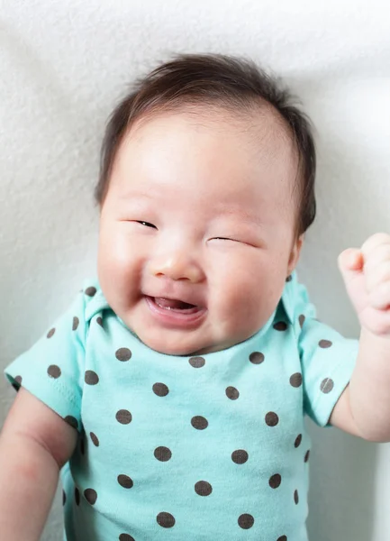 Dziecko ładny uśmiech twarzy z bliska — Zdjęcie stockowe