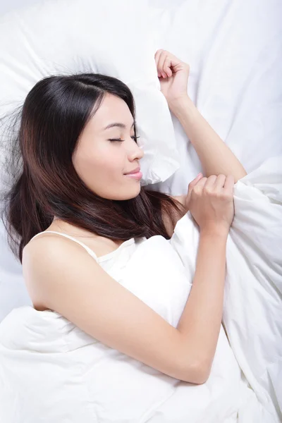 Kvinna som sover på sängen på morgonen — Stockfoto