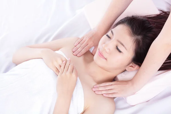 Woman lying on massage table in a health spa — Stock Photo, Image