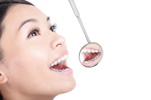 Zęby zdrowe kobiety z lustrem usta dentysta — Zdjęcie stockowe