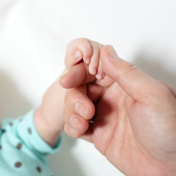 Anya és a baba kezek — Stock Fotó