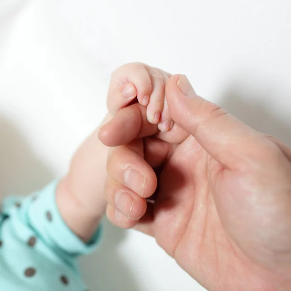 Mutter und Baby in den Händen — Stockfoto