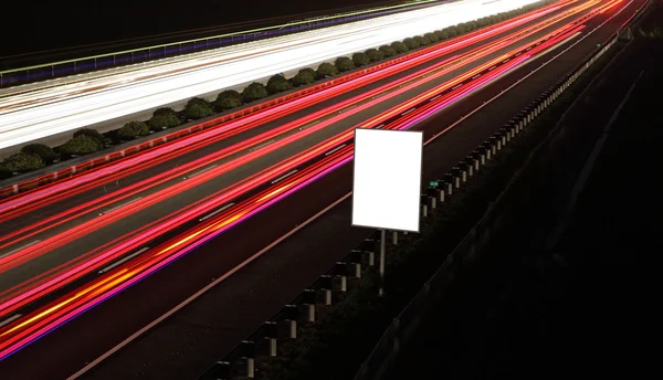 Nachts leere Werbetafeln auf der Autobahn — Stockfoto