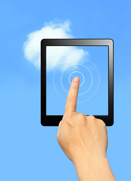 Руки касаются экрана компьютера с облаком — стоковое фото