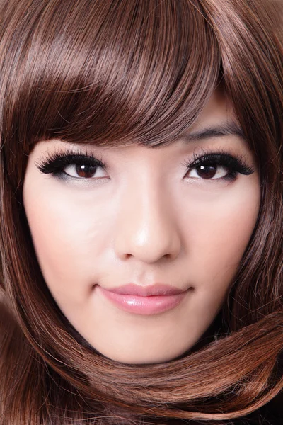 Potret closeup wanita muda yang cantik dengan gaya rambut coklat — Stok Foto