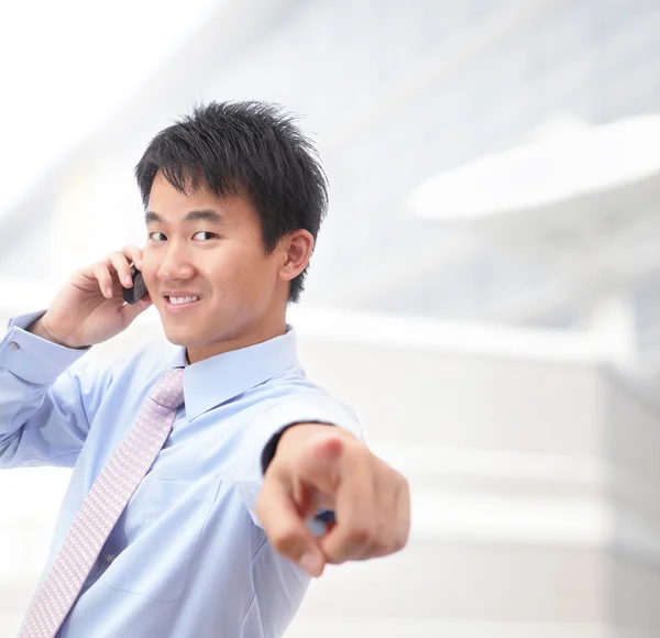 Usmívající se obchodní mladík mluvící telefon — Stock fotografie