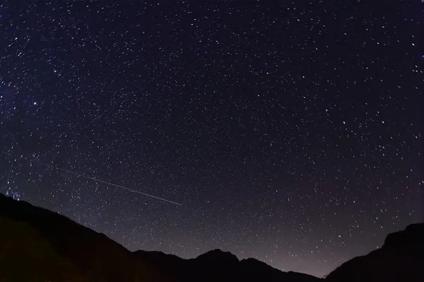 Удивительная звездная ночь — стоковое фото