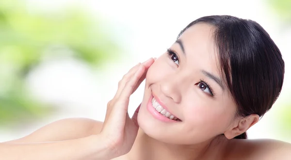 Close up van mooie Aziatische vrouw gezicht met groene achtergrond — Stockfoto