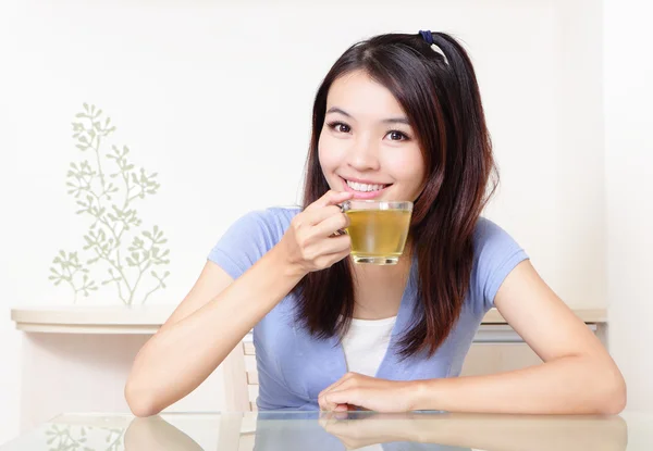 Belleza mujer relajarse beber té con fondo casero —  Fotos de Stock
