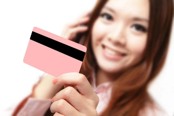 Usmívající se obchodní žena držící kreditní kartu a mluvící mobilní — Stock fotografie