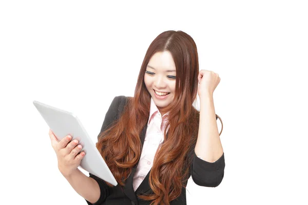 Tablet bilgisayar kadın dokunmatik yüzey bilgisayar ekranında heyecan arıyor — Stok fotoğraf