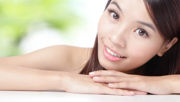 緑の背景でアジアの女性の美しい顔のクローズ アップ — ストック写真