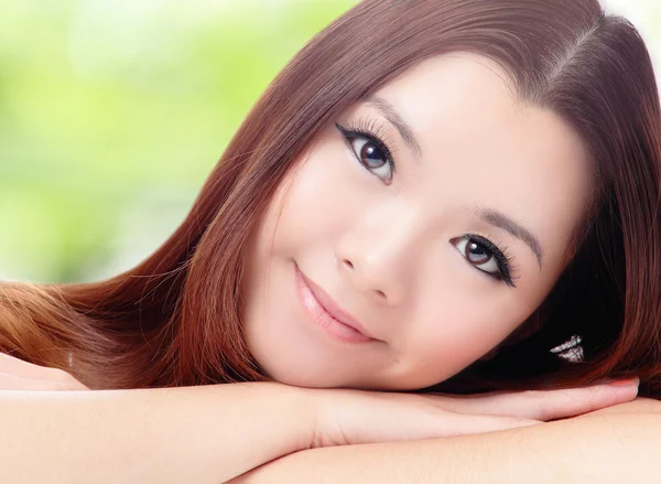 Nahaufnahme der schönen asiatischen Frau Gesicht mit grünem Hintergrund — Stockfoto