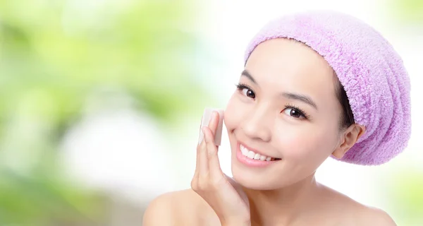 Close up of Young Girl remove makeup by Cleansing Cotton — Stock Photo, Image