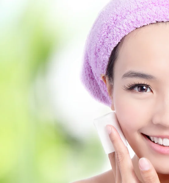Close up of Young Girl remove makeup by Cleansing Cotton — Stock Photo, Image