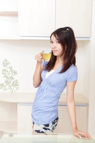 Feliz chica joven relajarse beber té con fondo casero —  Fotos de Stock