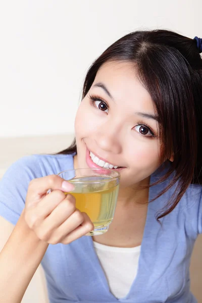 Glad ung flicka koppla av dricka te med hem bakgrund — Stockfoto
