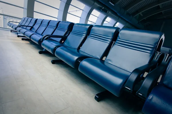 Řádek modré židle na letišti — Stock fotografie