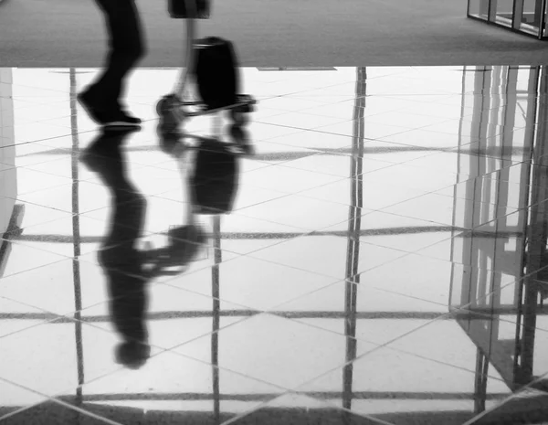 Пассажир (мужчина) мчится через терминал аэропорта — стоковое фото
