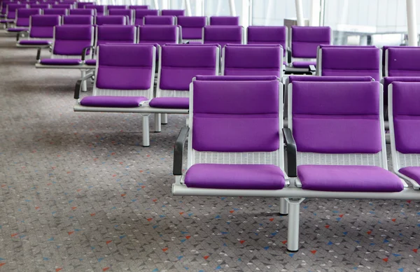 Fila di sedia viola in aeroporto — Foto Stock