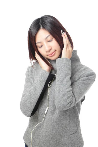 Молода дівчина слухає музику і закриває очі — стокове фото