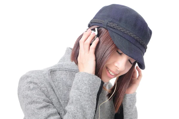 Νεαρό κορίτσι να ακούσετε μουσική και να κλείσει τα μάτια της — Φωτογραφία Αρχείου