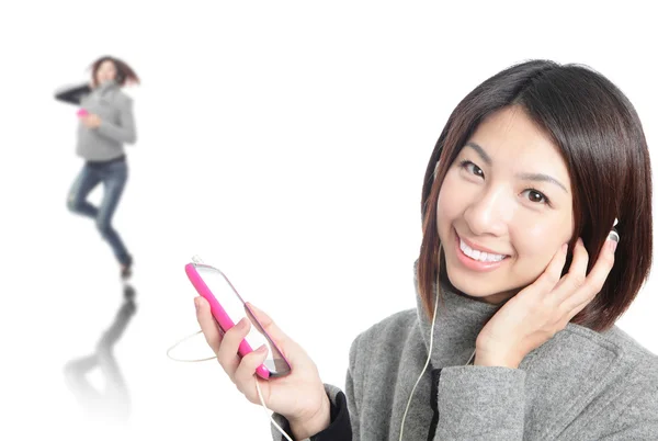 Fiatal, boldog lány hallgatni zene-val fülhallgató, mobil telefon — Stock Fotó