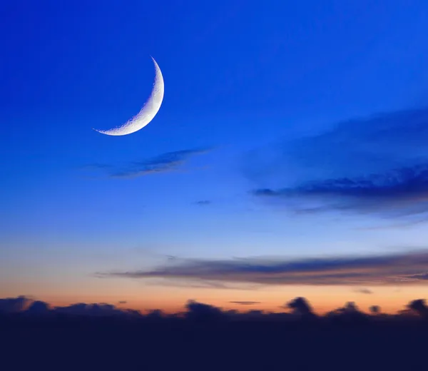 Półksiężyc z pięknym tle zachód słońca — Zdjęcie stockowe