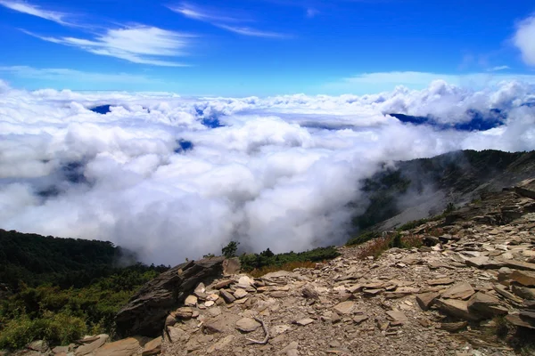 Haute montagne avec mer de nuages et ciel bleu — Photo