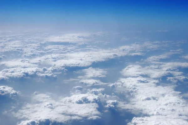 Modrá obloha mraky pohled z letadla letadlo slunečného dne — Stock fotografie