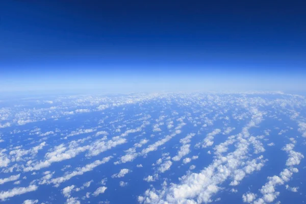 Cielo blu nuvole vista da aereo giornata di sole — Foto Stock